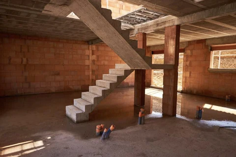 Chantier de construction résidentielle en cours avec ouvriers au travail