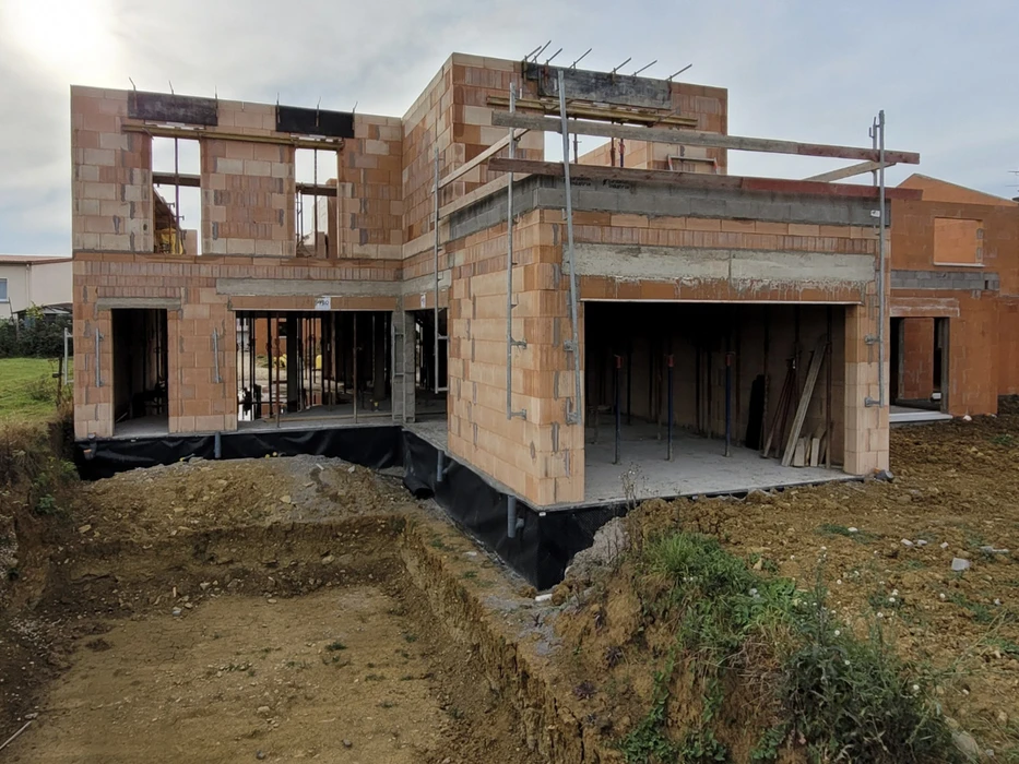 jeune homme d'affaires ingénieur professionnel sur le chantier de construction de l'immeuble à la maison avec un plan