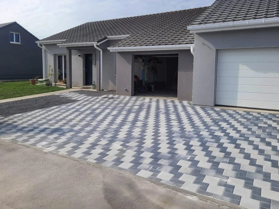 Espace extérieur résidentiel avec terrasse surélevée, salon de jardin, barbecue intégré en pierre naturelle et piscine