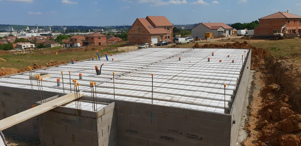 Chantier de construction résidentielle en extérieur sous ciel bleu
