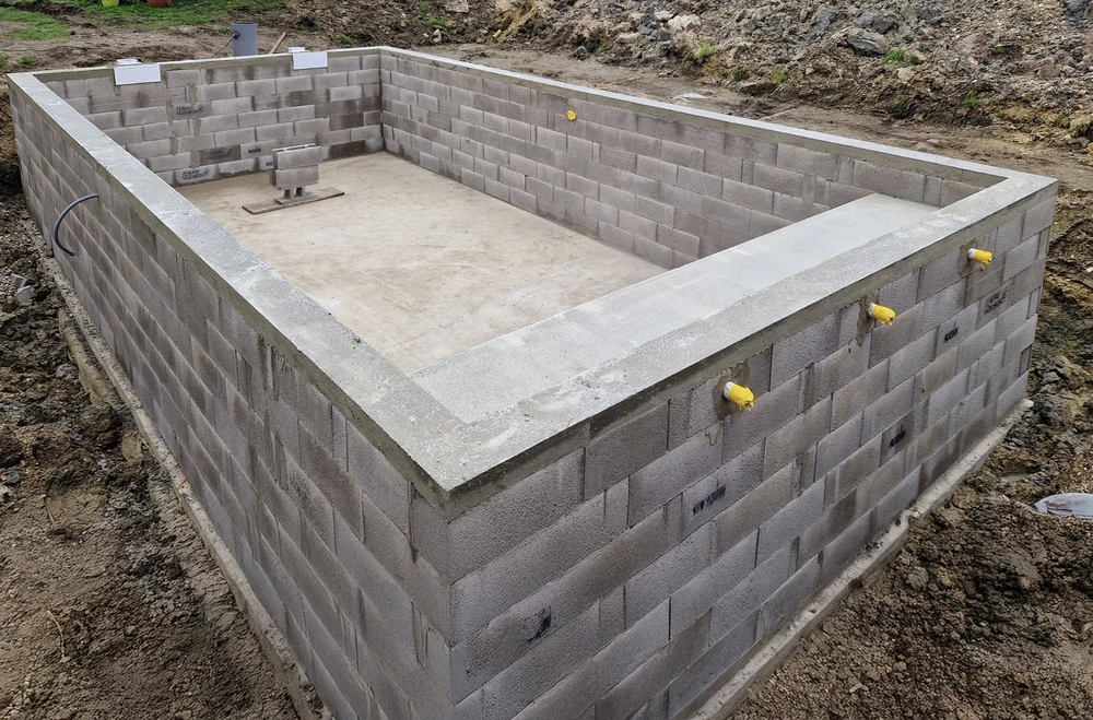 Scène extérieure résidentielle avec maison contemporaine grise à toiture tuiles et garage ouvert