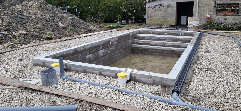 Scène extérieure résidentielle avec maison contemporaine grise à toiture tuiles et garage ouvert