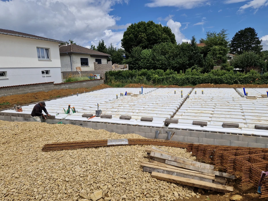 Les architectes et les ingénieurs discutent de la façon de concevoir des logements pour s'assurer que la construction est conforme aux normes et terminée à temps