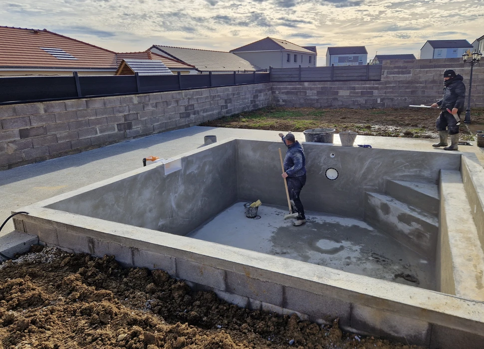 Scène extérieure résidentielle avec maison contemporaine grise à toiture tuiles et garage ouvert