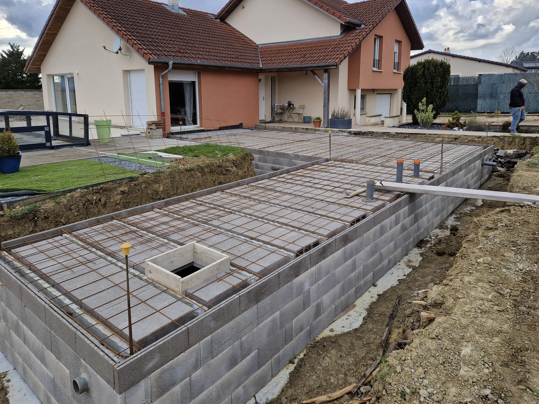 Façade de villa contemporaine à deux niveaux avec architecture moderne épurée